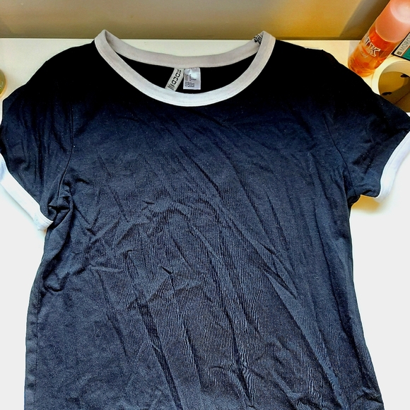 A black cropped shirt - Picture 3 of 3